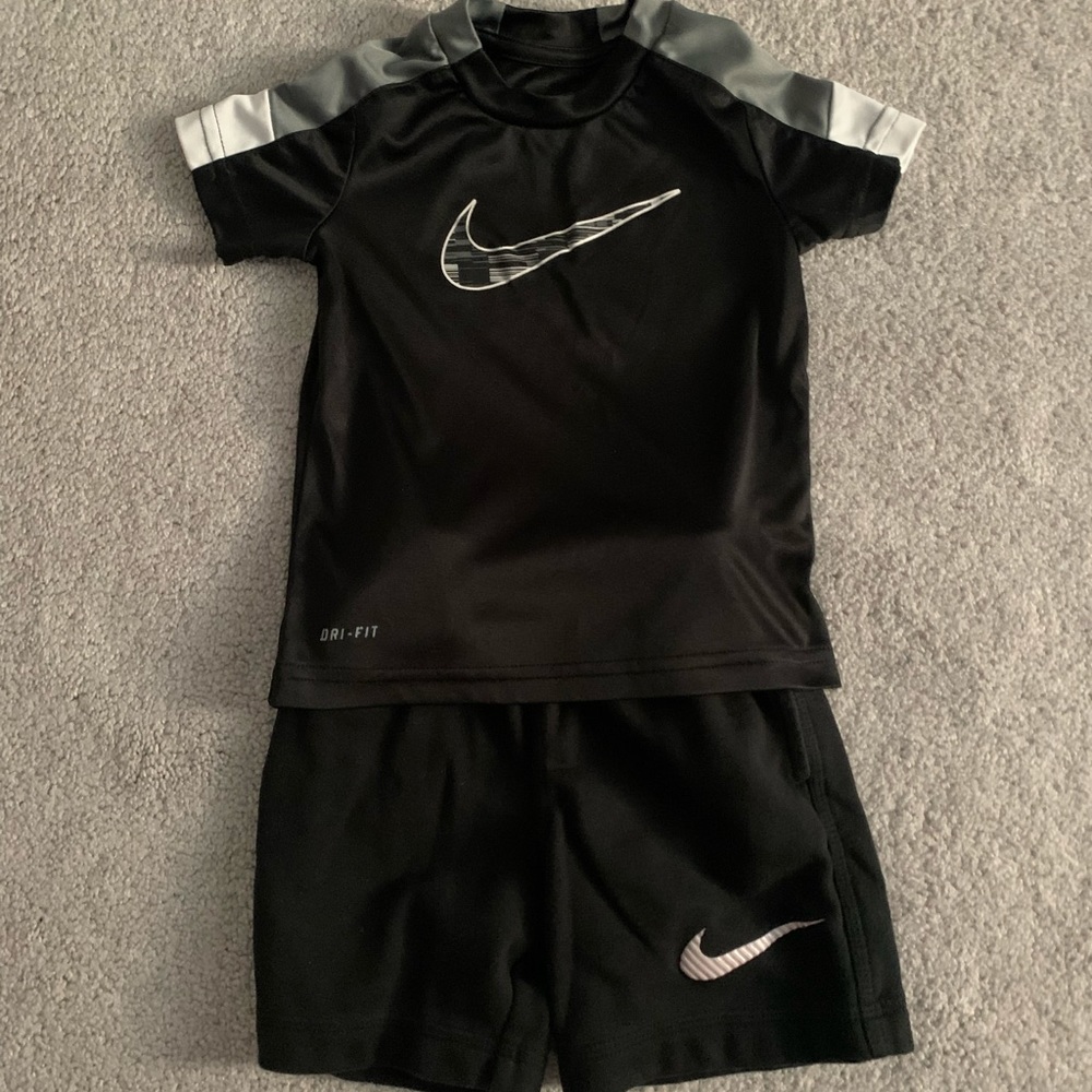 2T clothing - Picture 2 of 3